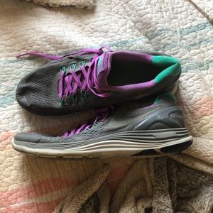 WOMEN’S SIZE 10 NIKES